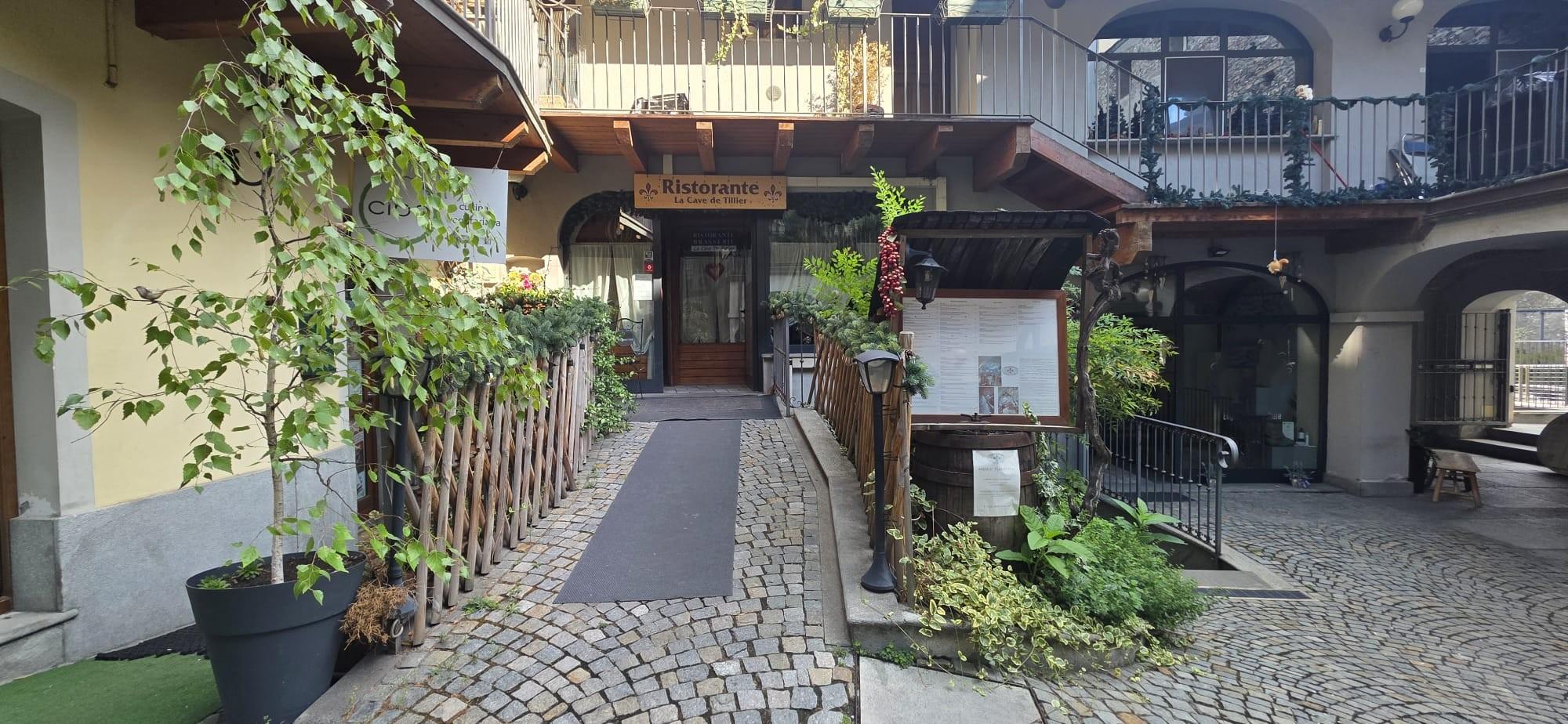 Vendesi Attività Commerciale nel Centro Storico di Aosta - Immagine# 1